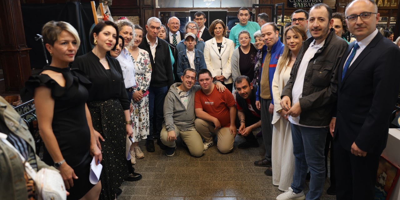 Eskişehir'de engelli sanatçıların eserleri sergilendi