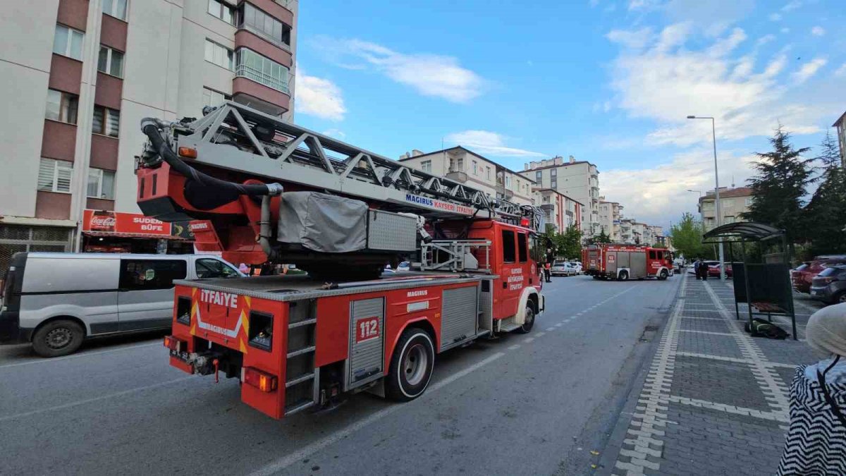 Minaredeki intihar girişimini polis engelledi
