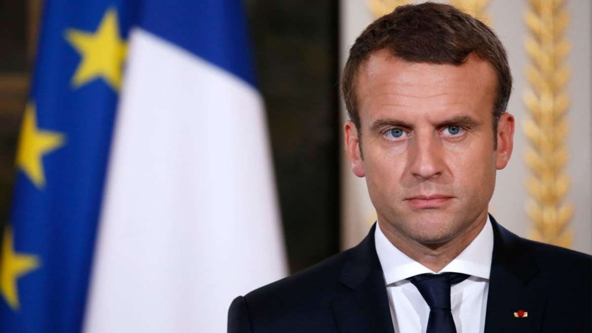 Macron, 10 ay sonra sahaya döndü