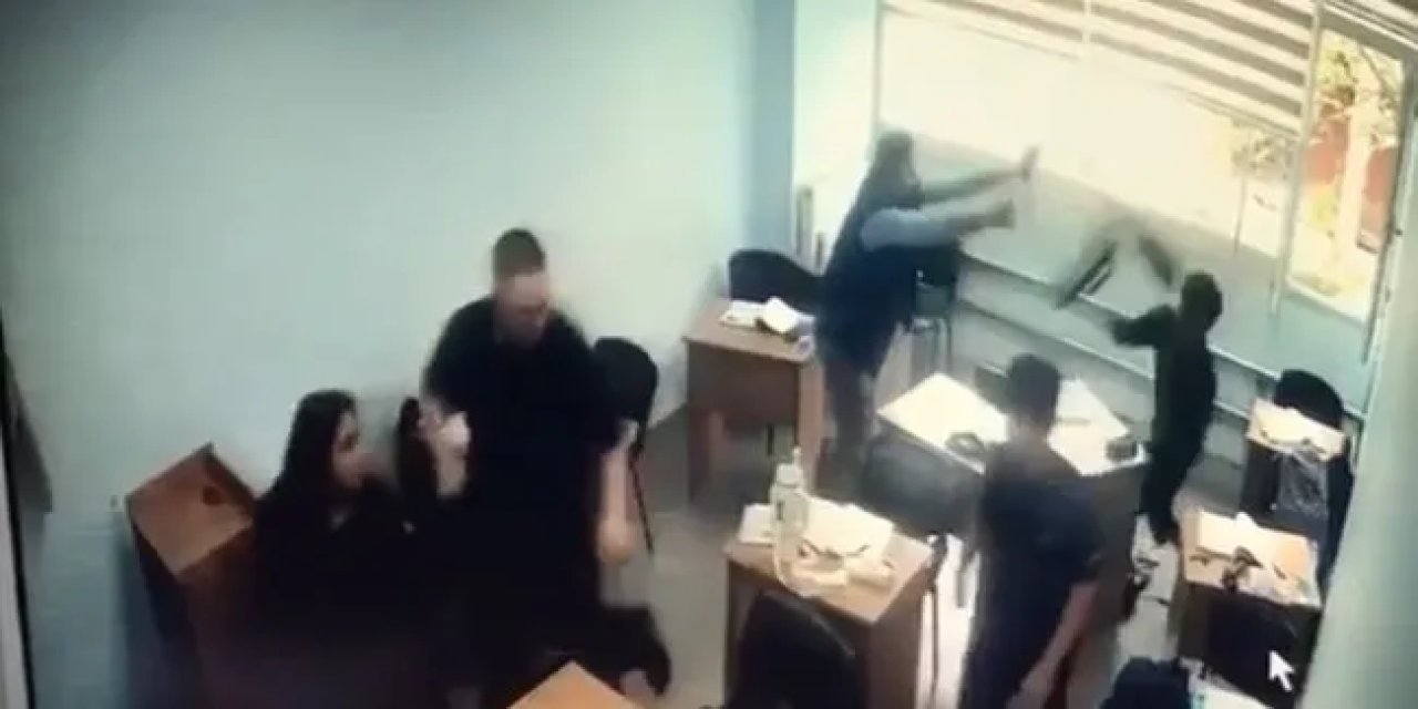 Sınıfa bıçak ve sopayla girdi öğrenciye saldırdı! Dehşet anlar ortaya çıktı