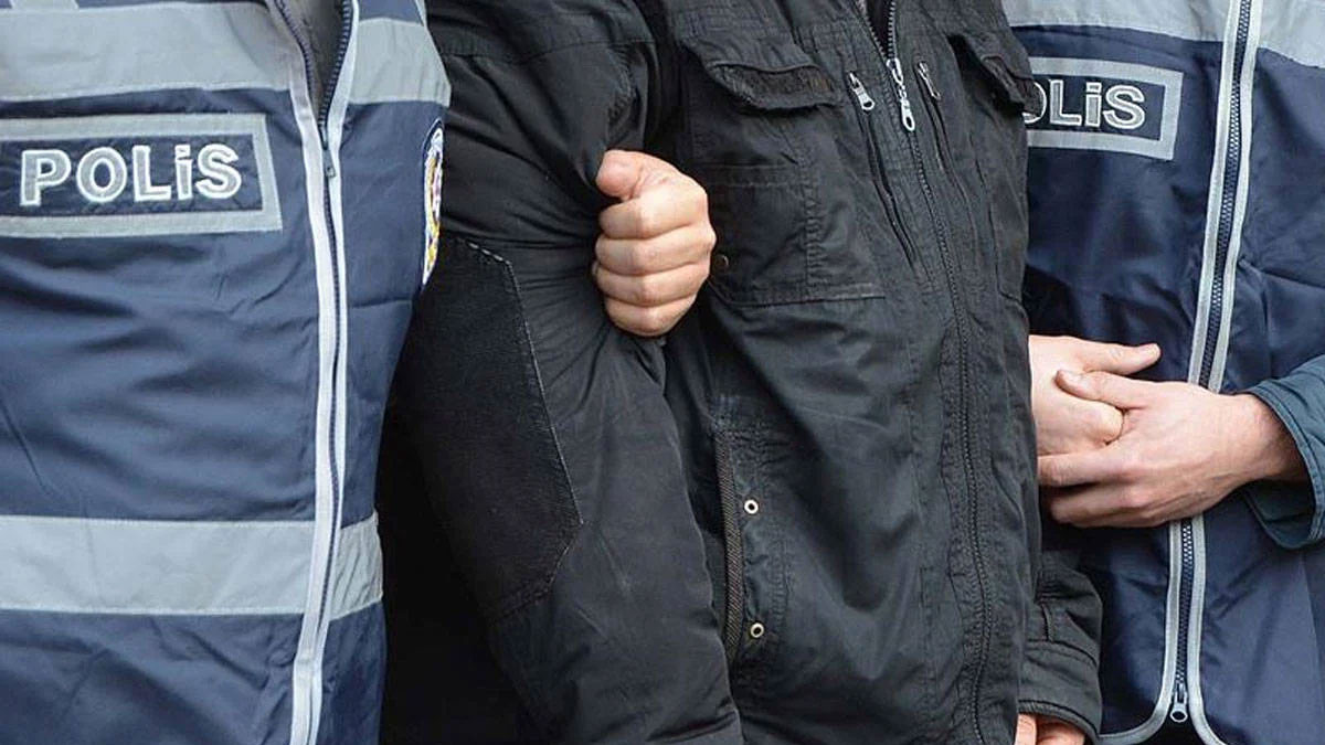 Interpol'ün kırmızı bültenle aradığı kişi İzmir'de yakalandı