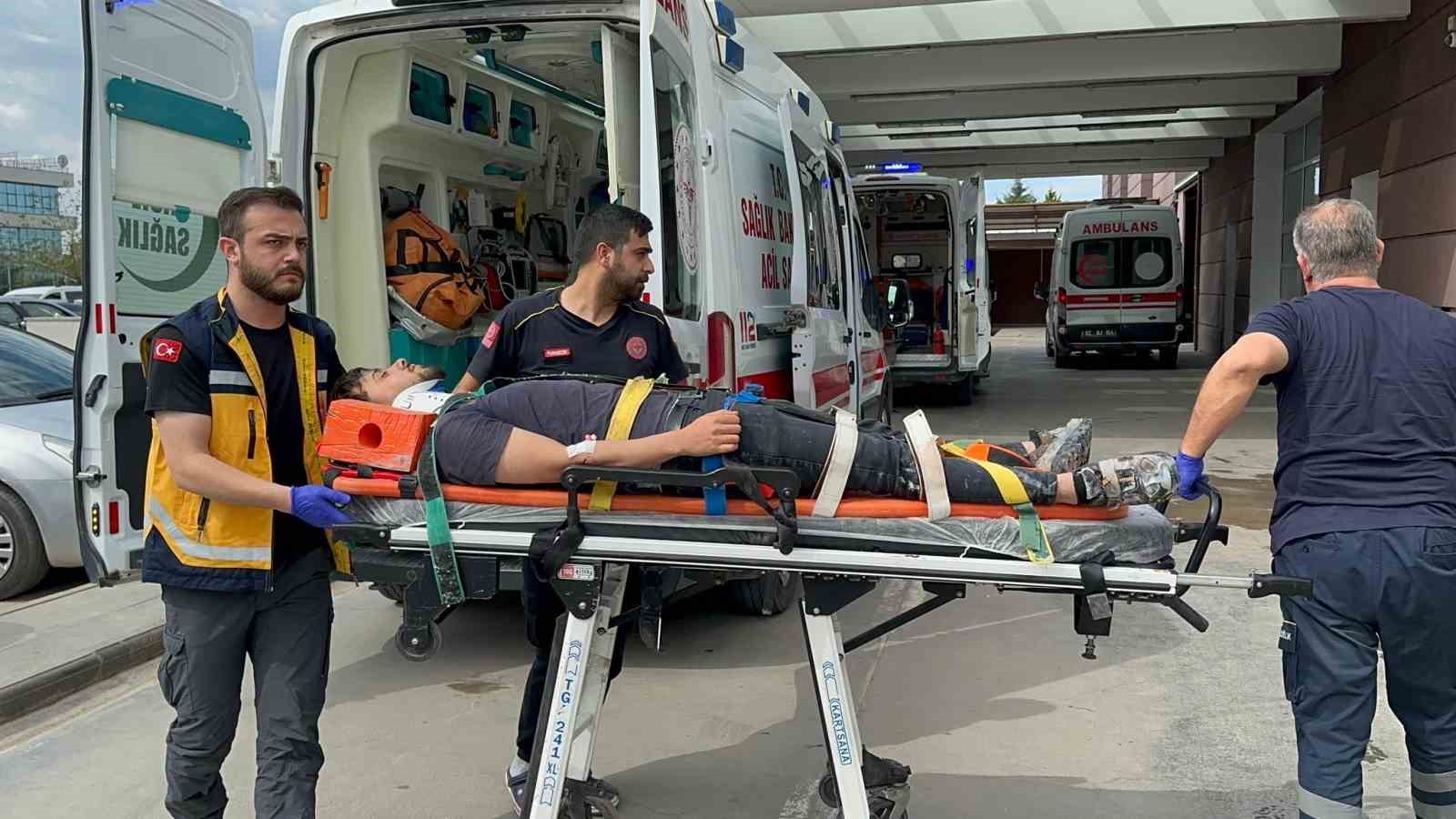Otomobiller çarpıştı: 3 yaralı