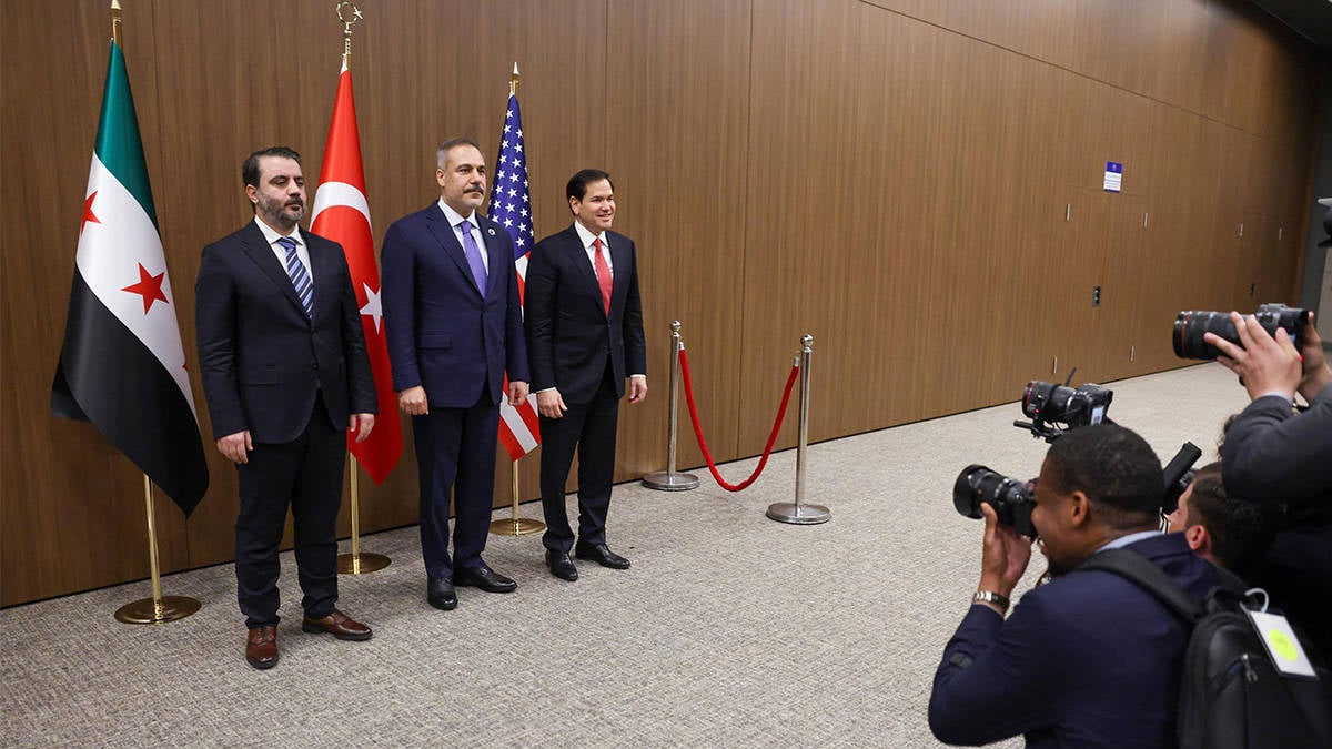 Kritik zirve! Türkiye, ABD ve Suriye dışişleri bakanları bir araya geldi