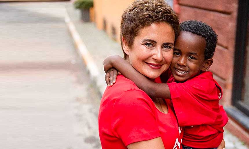 Yıllar önce Etiyopya'dan evlat edinmişti! Esra Akkaya'nın oğlu mezun oldu