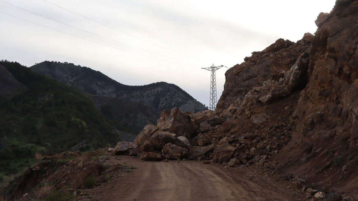 Erzurum'da korkutan heyelan! Dev kayalar yolu ulaşıma kapattı