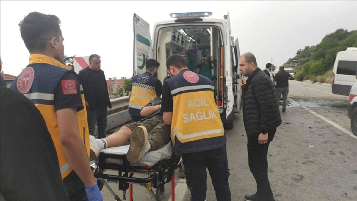 Bursa'da işçi servisi kaza yaptı: 2’si ağır 12 kişi yaralı