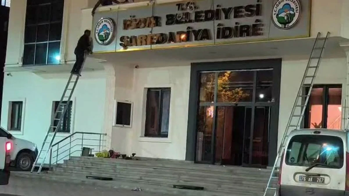 Iğdır Belediyesi'nin tabelasına Kürtçe adı eklendi