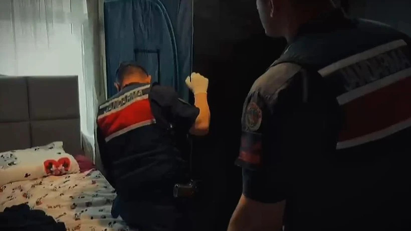 Giysi dolabından uyuşturucu serası çıktı