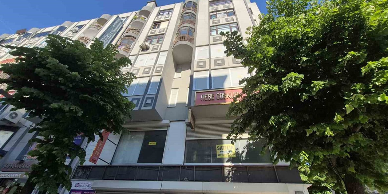 Avcılar’da kaldırımdaki kadının başına beton parçası düştü