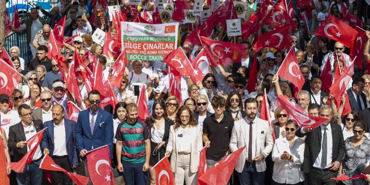 Karşıyaka'da 19 Mayıs coşkusu sokaklara taştı
