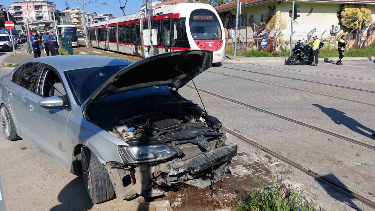 Samsun'da kırmızı ışık ihlali kazaya neden oldu: Otomobil tramvayla çarpıştı