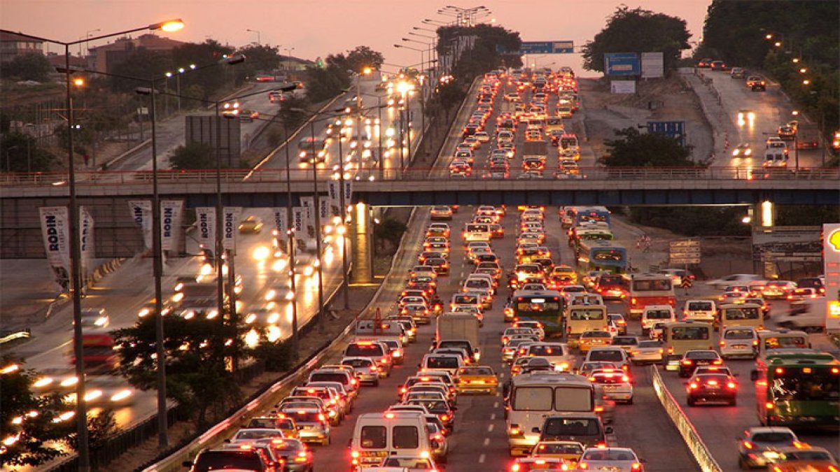 İstanbulluların trafik çilesi:  2024'te 105 saat kaybetti