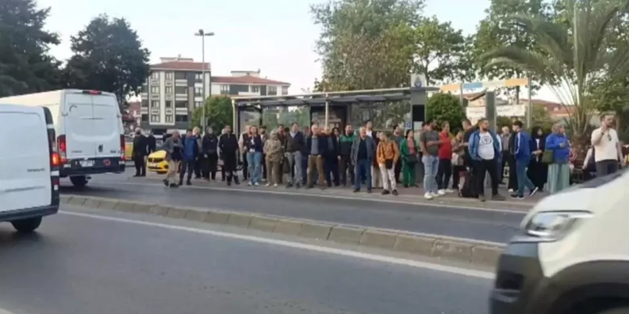 İstanbul'da benzer görüntüler! Halk otobüsleri kontak kapattı, duraklarda yoğunluk oluştu
