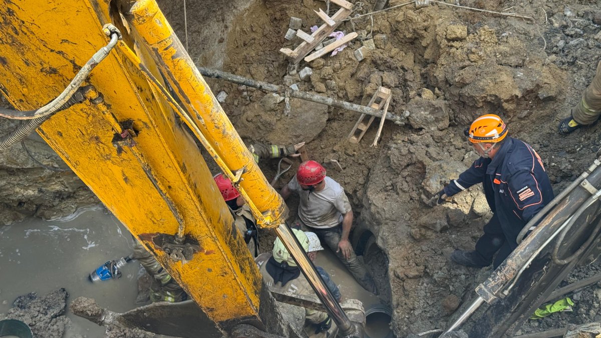 Bayrampaşa'da göçük: 1 işçi kurtarıldı