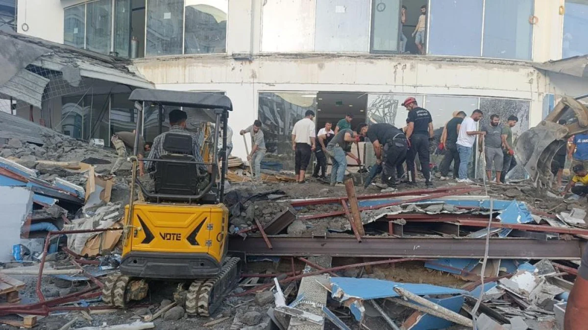Otel inşaatında balkon çöktü: Bir işçi yaralandı
