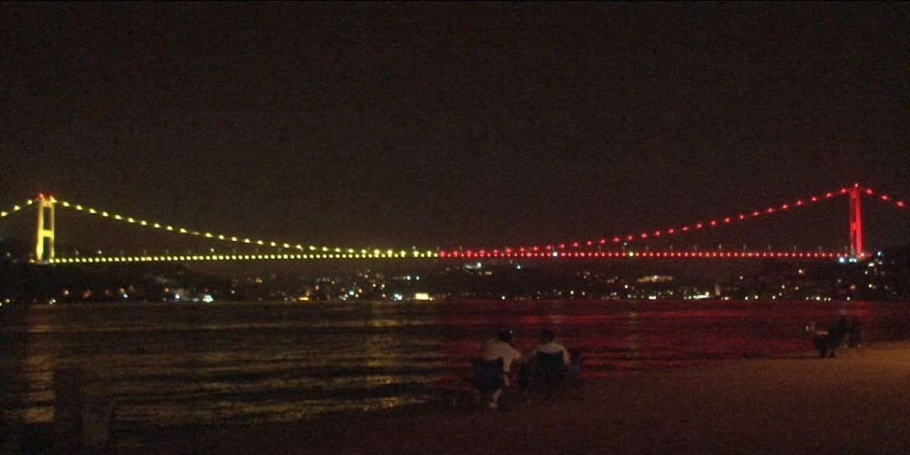 Fatih Sultan Mehmet Köprüsü sarı-kırmızıya büründü