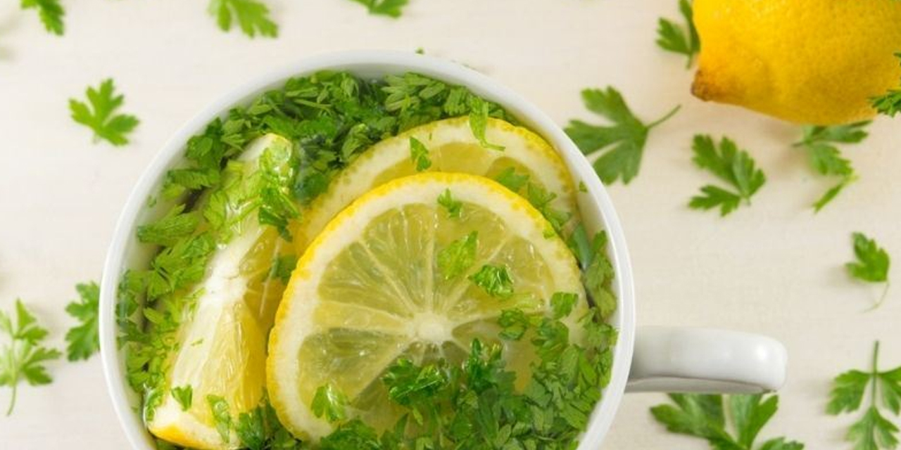 Karaciğeri temizliyor, cildi parlatıyor: İşte maydanoz ve limonun şaşırtan etkisi