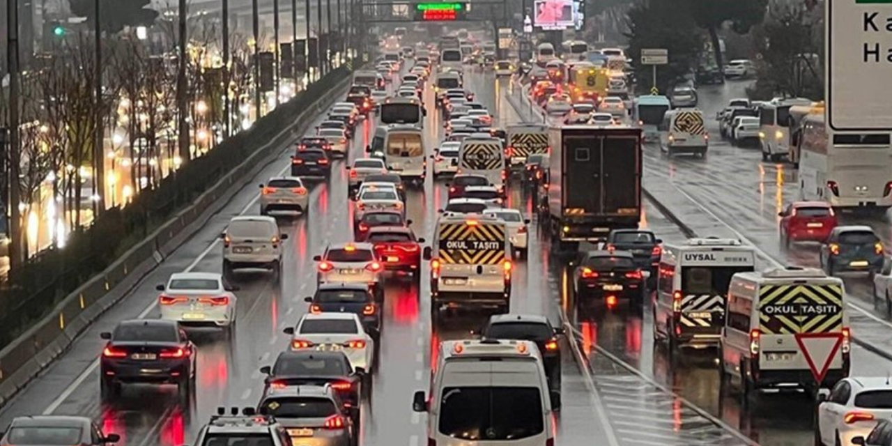 İstanbul’da trafik adeta kilitlendi: Yağmur etkili oldu