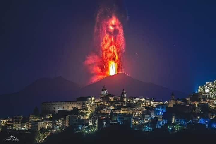 Etna Yanardağı uzun süren sessizliğini bozdu! Uçuşlar iptal edildi