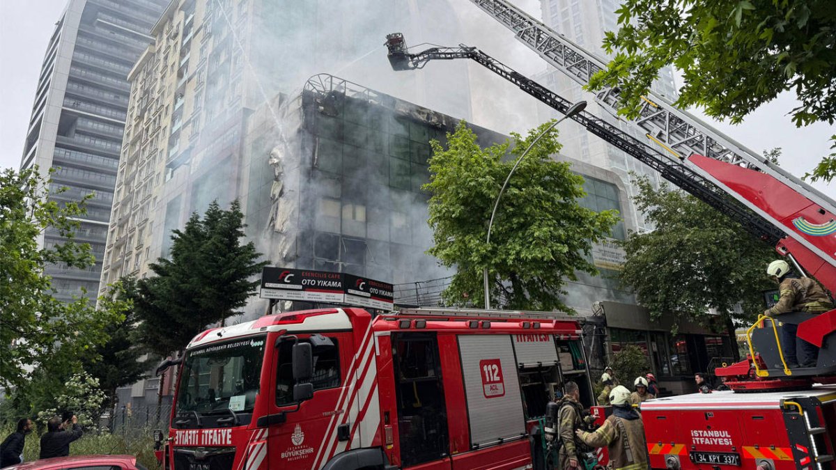Esenyurt'ta korkutan yangın: 132 dairelik bina boşaltıldı!