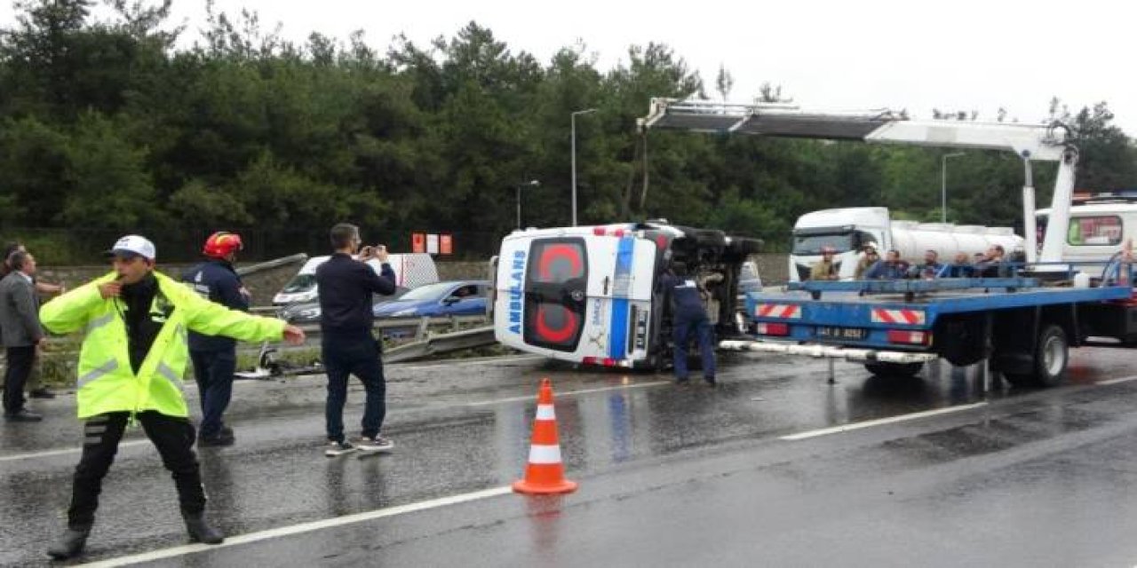 İstanbul'da seyir halindeki ambulans kaza yaptı! 1'i hamile 3 kişi yaralandı