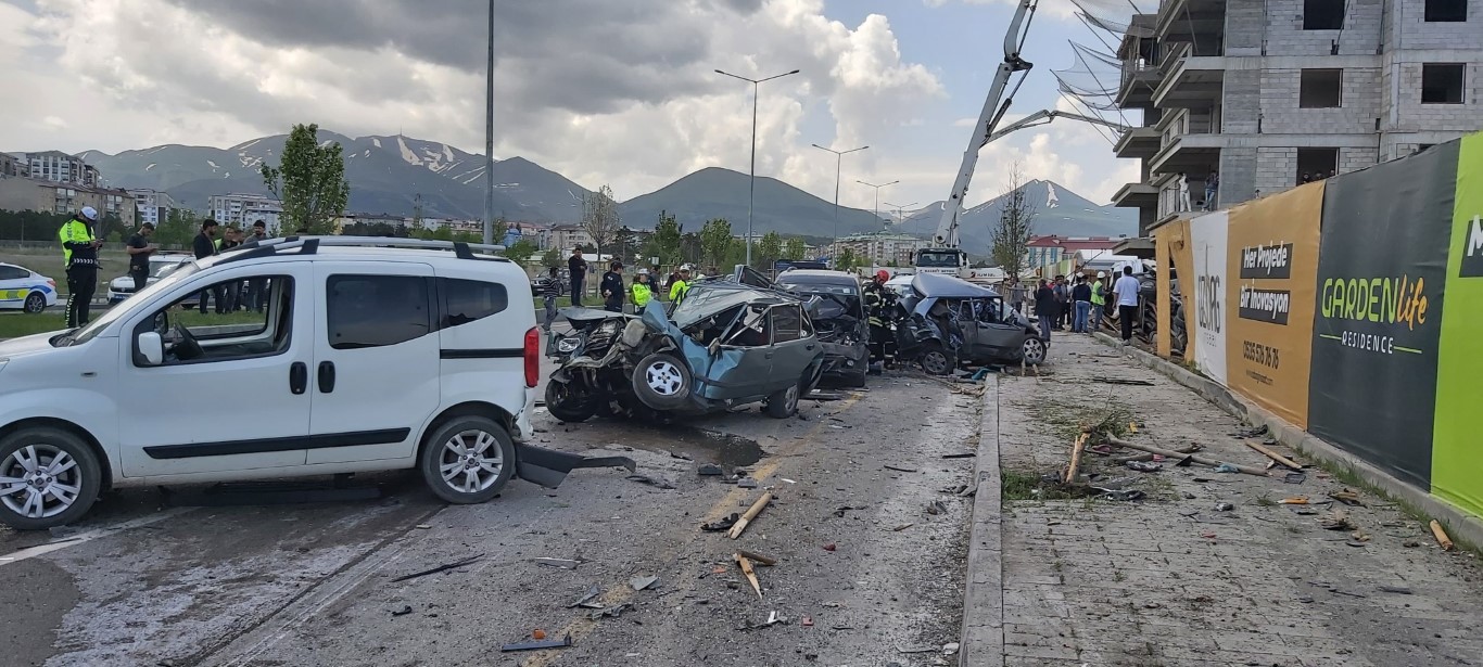 Beton mikseri kontrolden çıktı: 8 araç hasar gördü