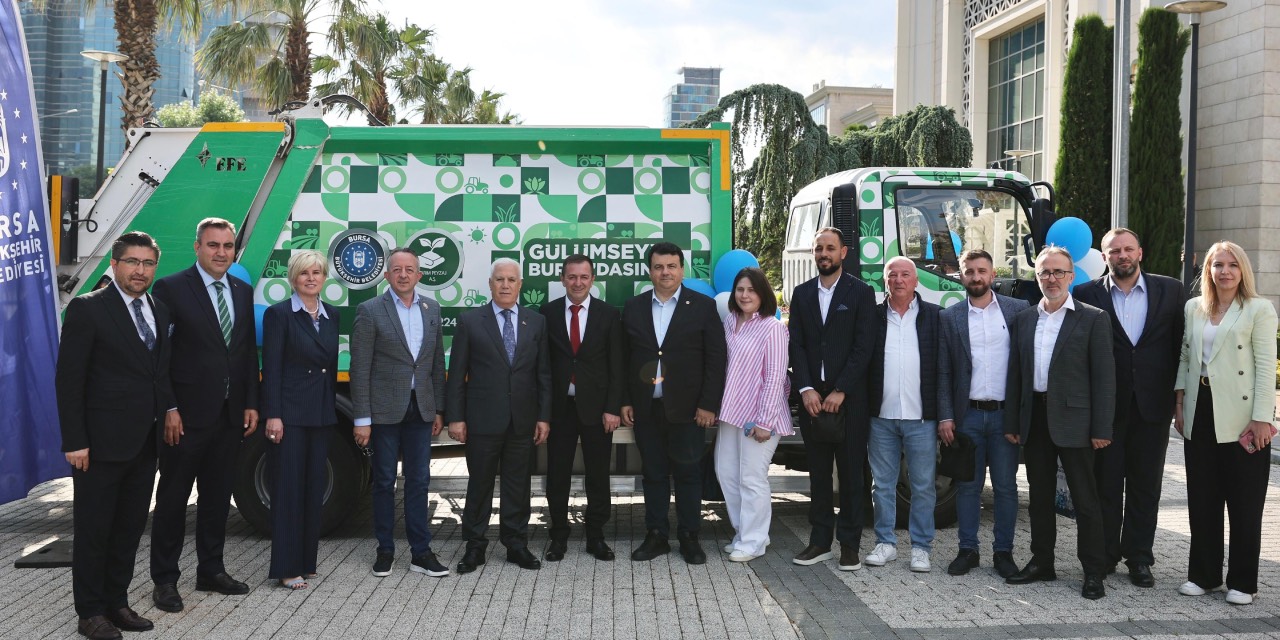 Bursa Büyükşehir Belediyesi'nden Studeniçani Belediyesi’ne çöp kamyonu desteği
