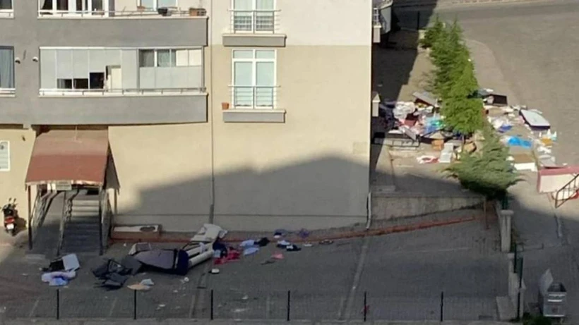 Sinir krizi geçirdi her şeyi sokağa attı