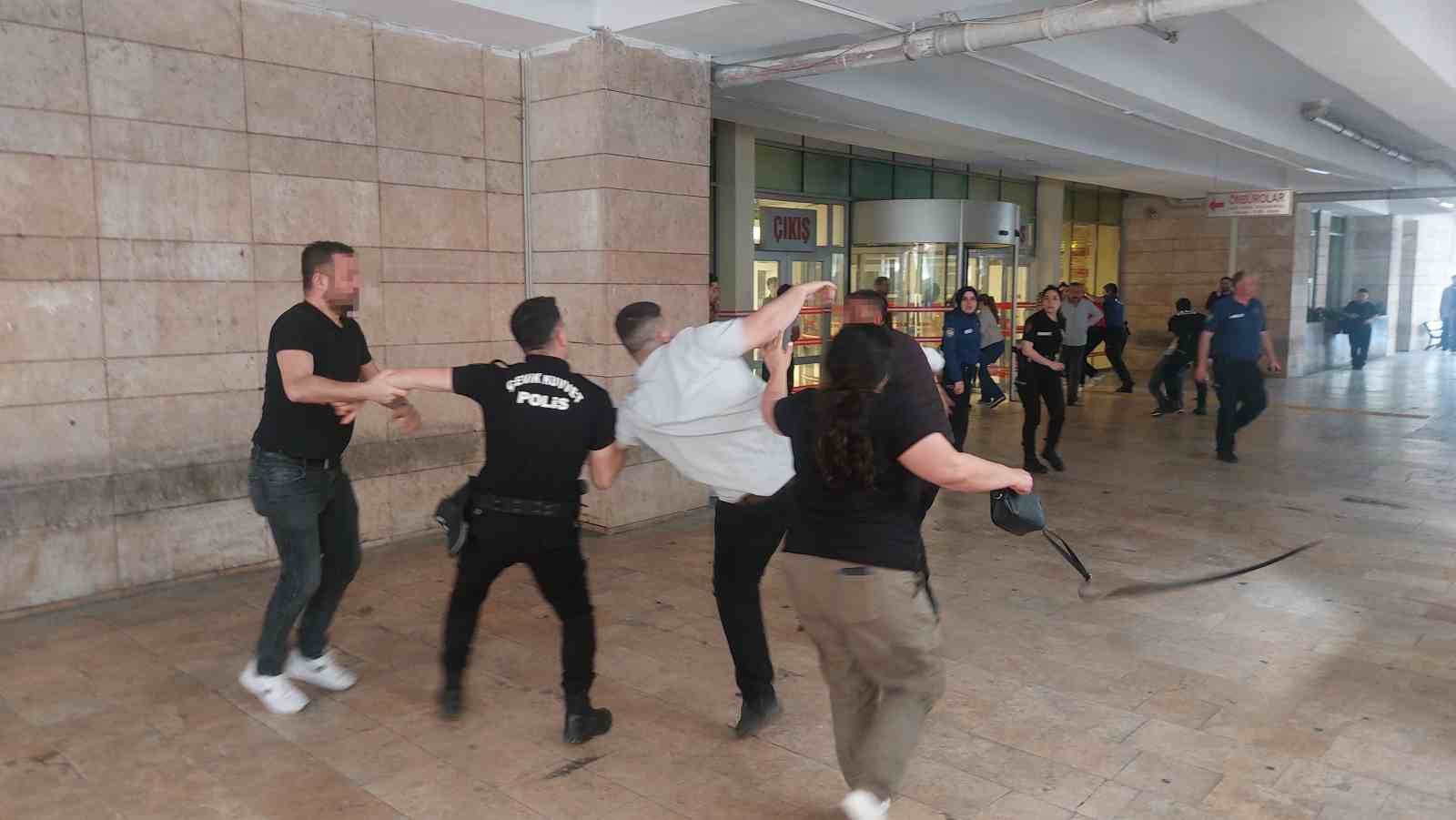 Adliye önünde duruşma sonrası kavga çıktı