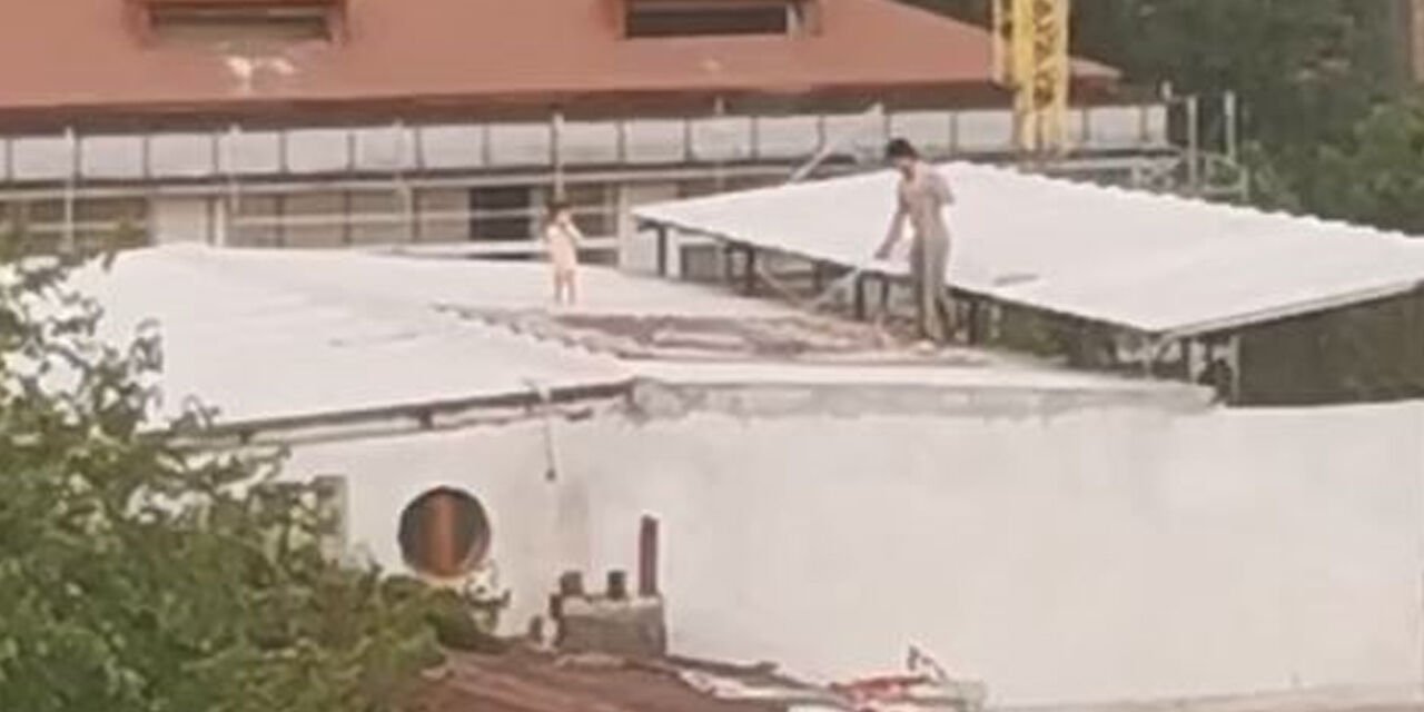 Çatıda yanındaki küçük çocukla halı yıkadı! Korku dolu anlar kamerada