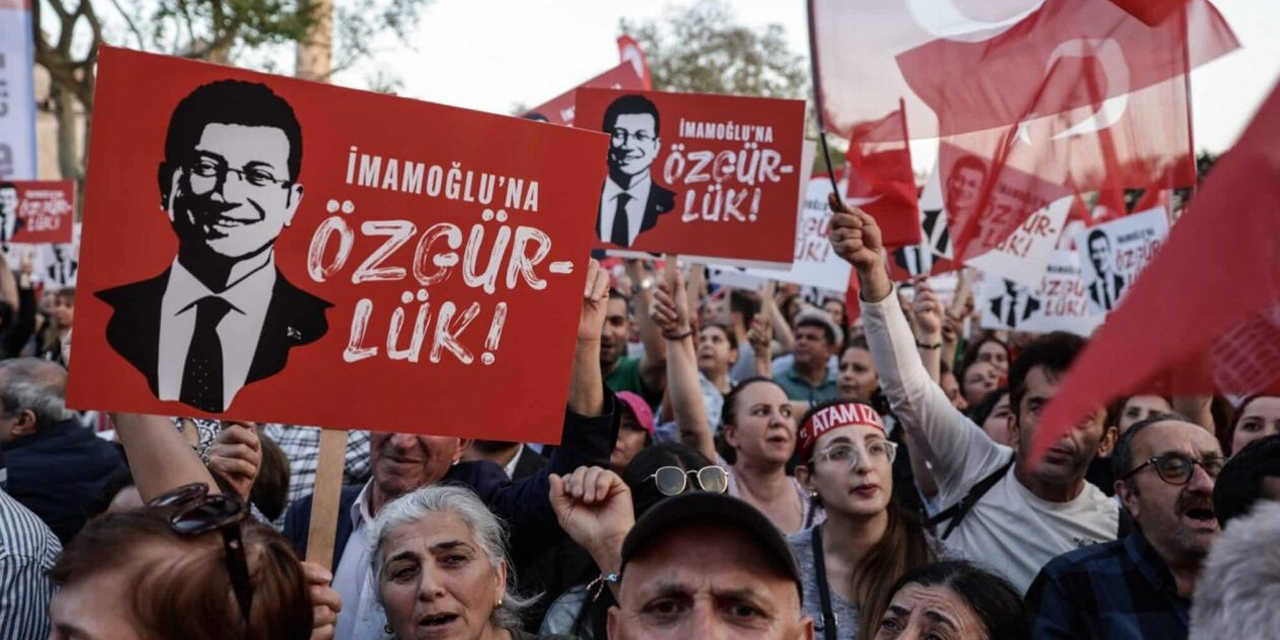 Özgür Çelik: Her gün İstanbul'da bu posterlerle gezeceğiz