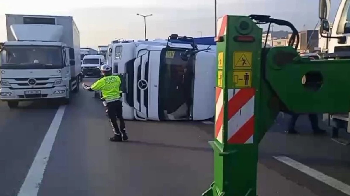 TEM'de tır devrildi