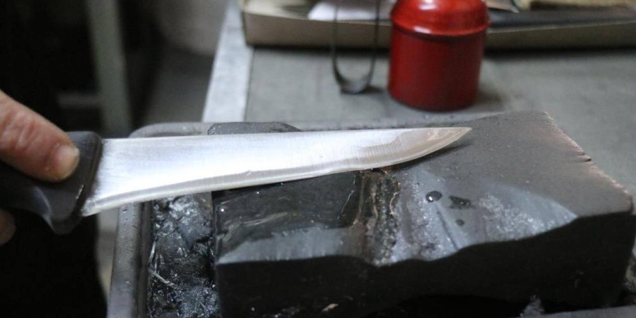 Bayram öncesi bıçaklarınızı keskinleştirmenin en pratik yolu: Sadece bir kaşık yetiyor