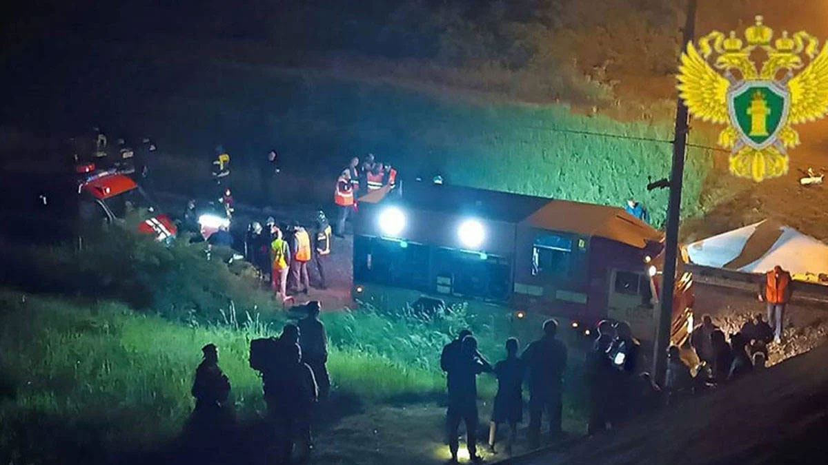 Rusya’da köprü yolcu treninin üzerine çöktü: 7 ölü