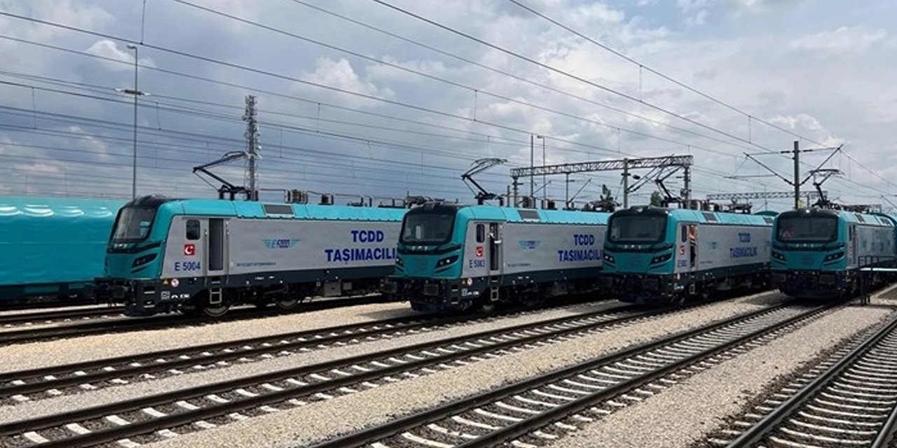 Türkiye'nin ilk yerli elektrikli lokomotifi TCDD’ye teslim edildi