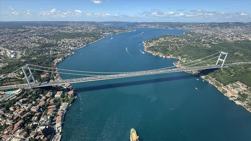İstanbul Boğazı'nda gemi trafiği çift yönlü durduruldu
