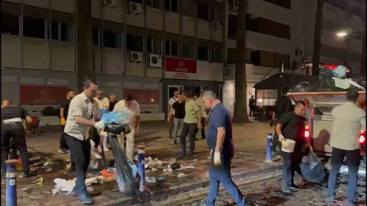 Başkan Cemil Tugay Kordon'da çöp topladı: “İzmir’i çöpe teslim etmeyeceğiz”