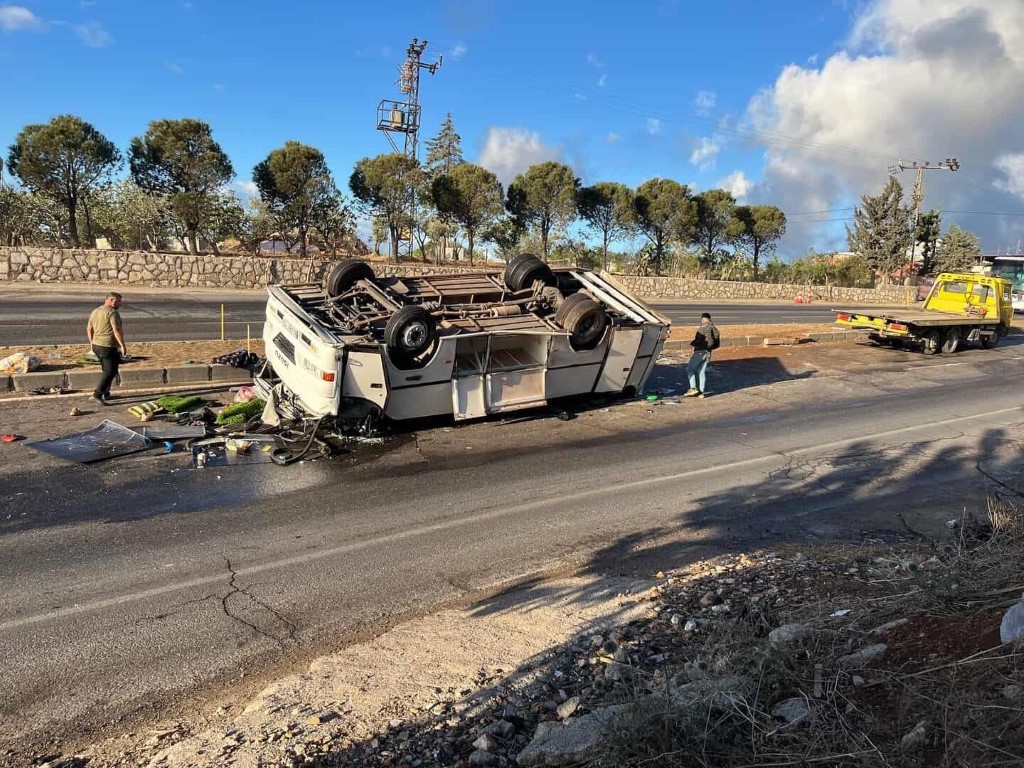 Tarım işçilerini taşıyan servis devrildi: 25 yaralı