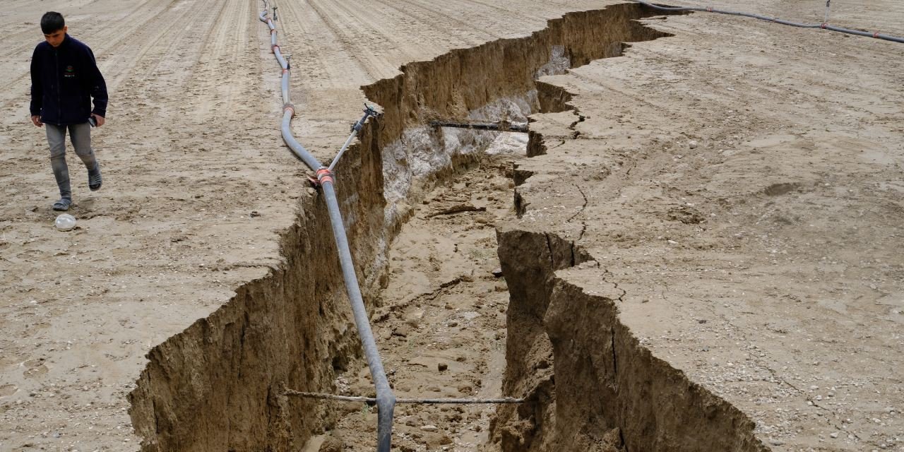 Sağanak sonrası tarım arazisinde dev yarık oluştu