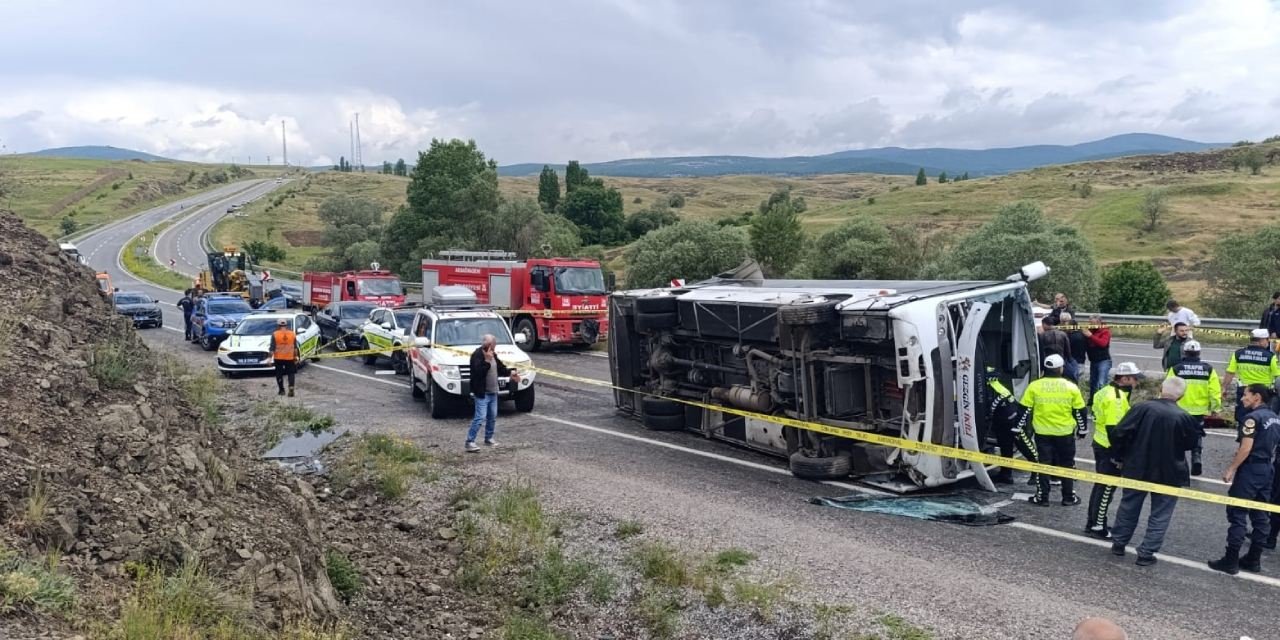 Cenazeden dönen araç kaza yaptı: 2 ölü 15 yaralı