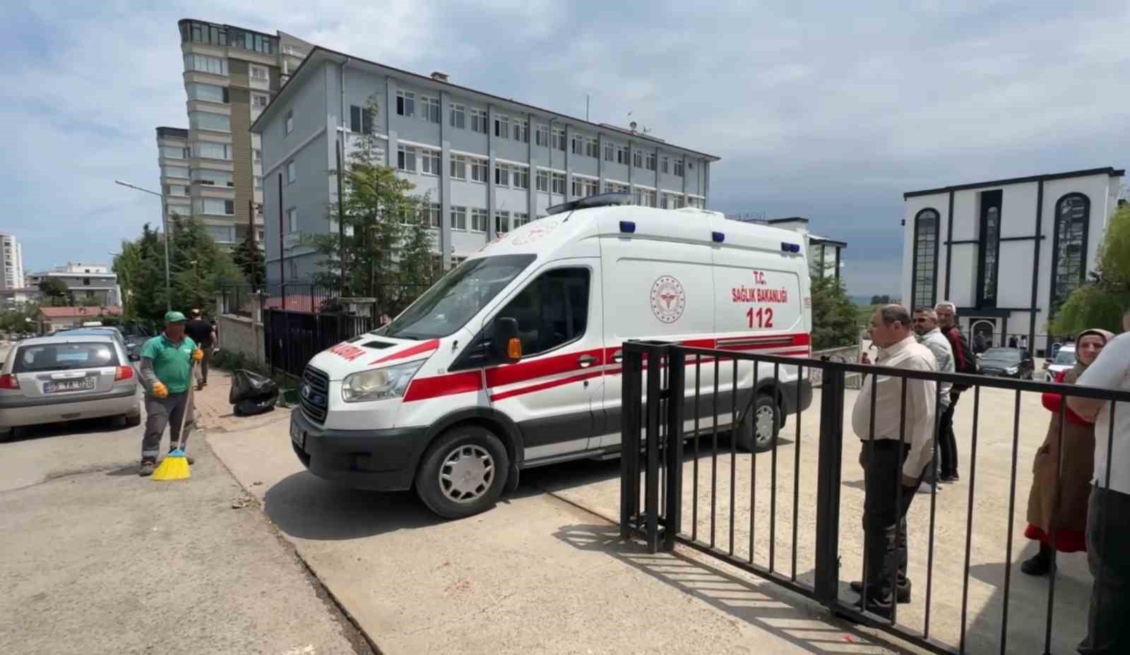 Okul kantininde tavuk döner tüketen 4 öğrenci zehirlendi