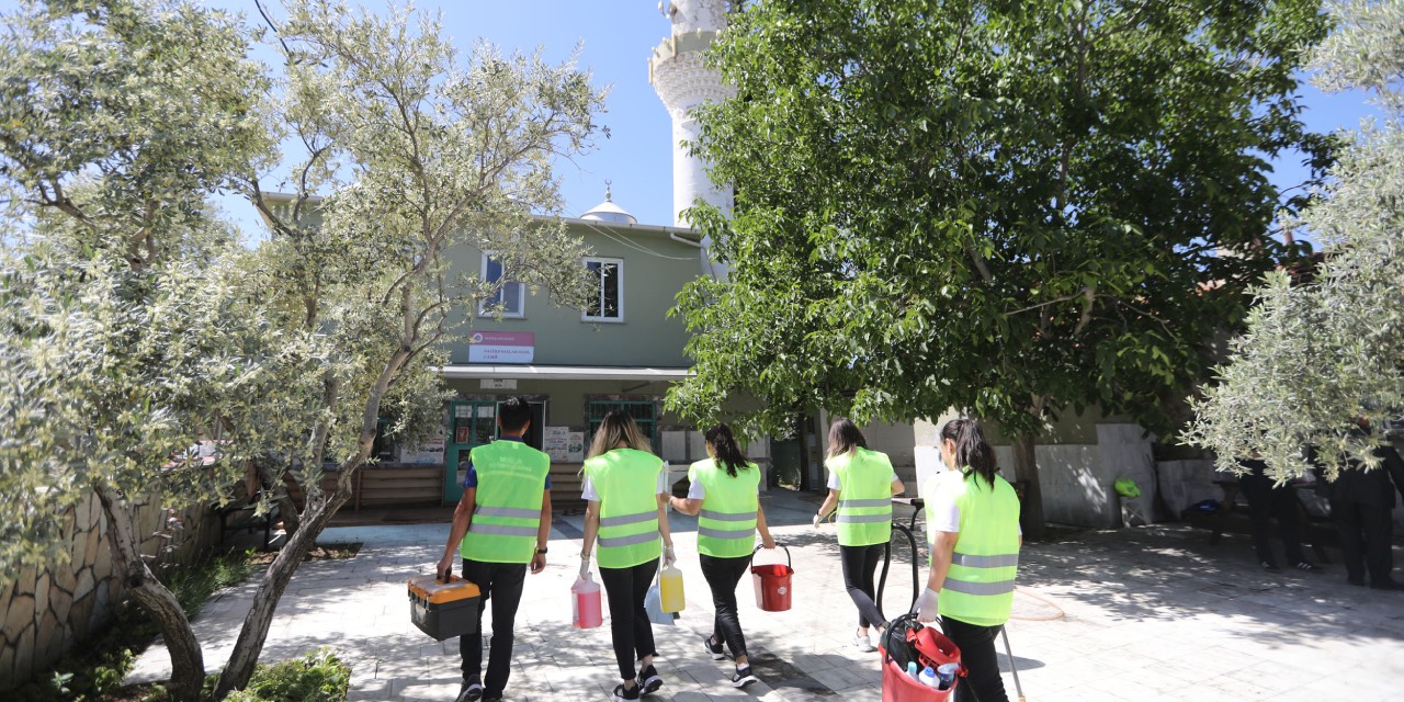 Muğla Büyükşehir Belediyesi'nden bayram öncesi camilerde kapsamlı temizlik çalışması