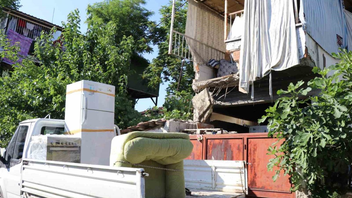 Taşınma sırasında balkon çöktü: 3 yaralı