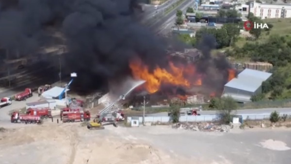 Kocaeli'de palet fabrikasında korkutan yangın