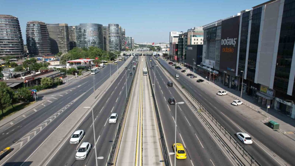 Bayramın ilk günü İstanbul'da yollar boş kaldı