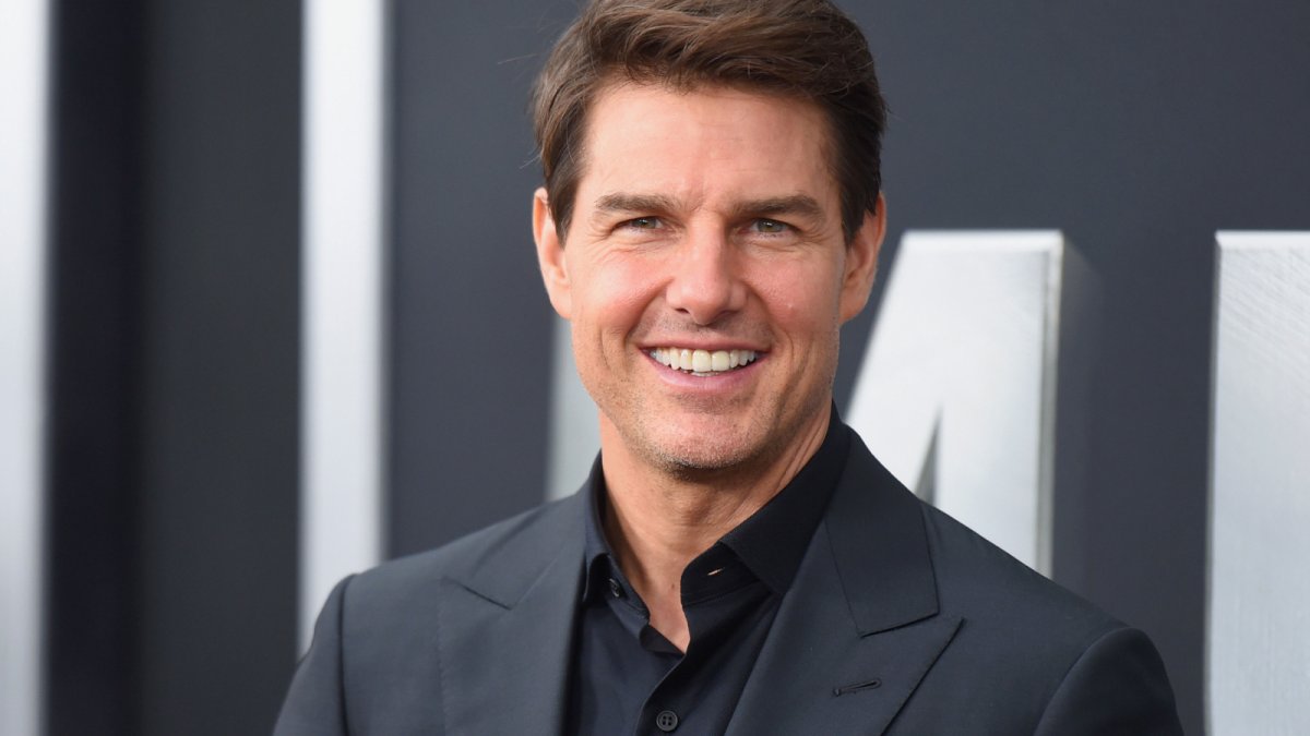Tom Cruise, Guinness Rekorlar Kitabı’na girdi: Yanan paraşütle 16 kez atladı