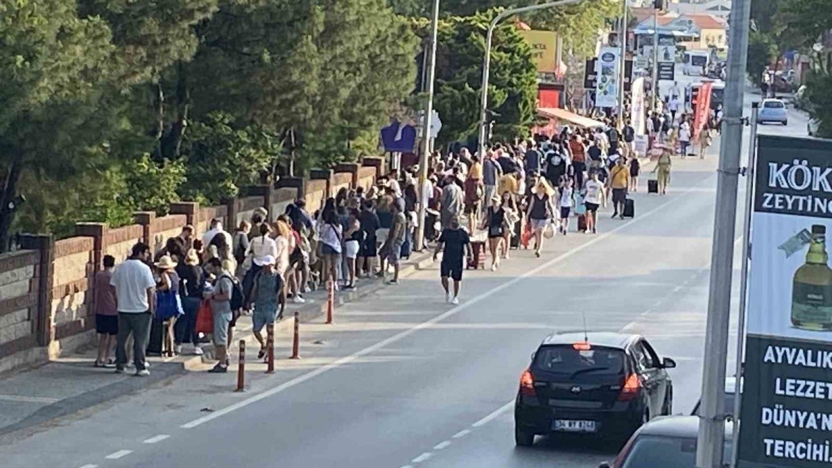 Ayvalık'tan Midilli Adası'na akın: Bayram tatilinde uzun kuyruklar oluştu