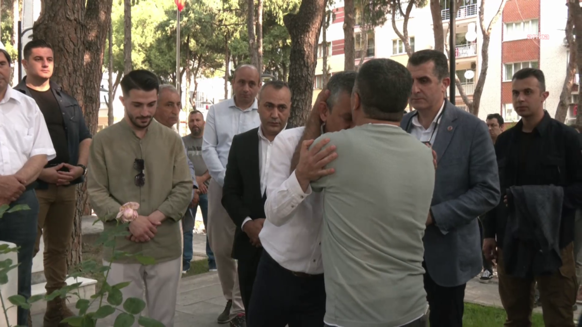 Özgür Özel'i şehit babası alnından öptü: Cenazesinde prostesto edilmişti