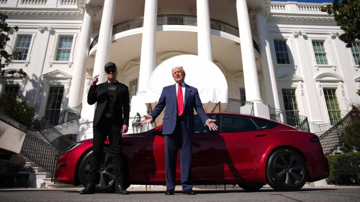Trump ile Musk arasındaki gerilim tırmanıyor:  Tesla'sını satmayı düşünüyor