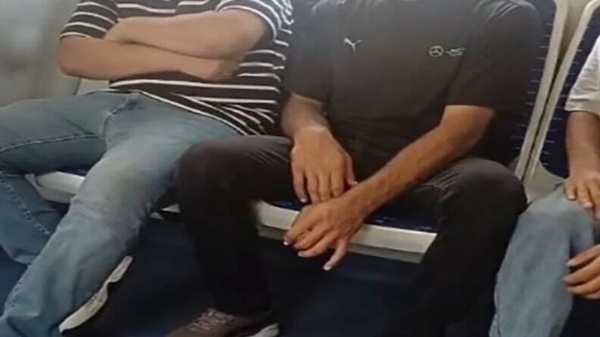 İZBAN’da pes dedirten görüntü: Kimseye aldırış etmeden sigara içti